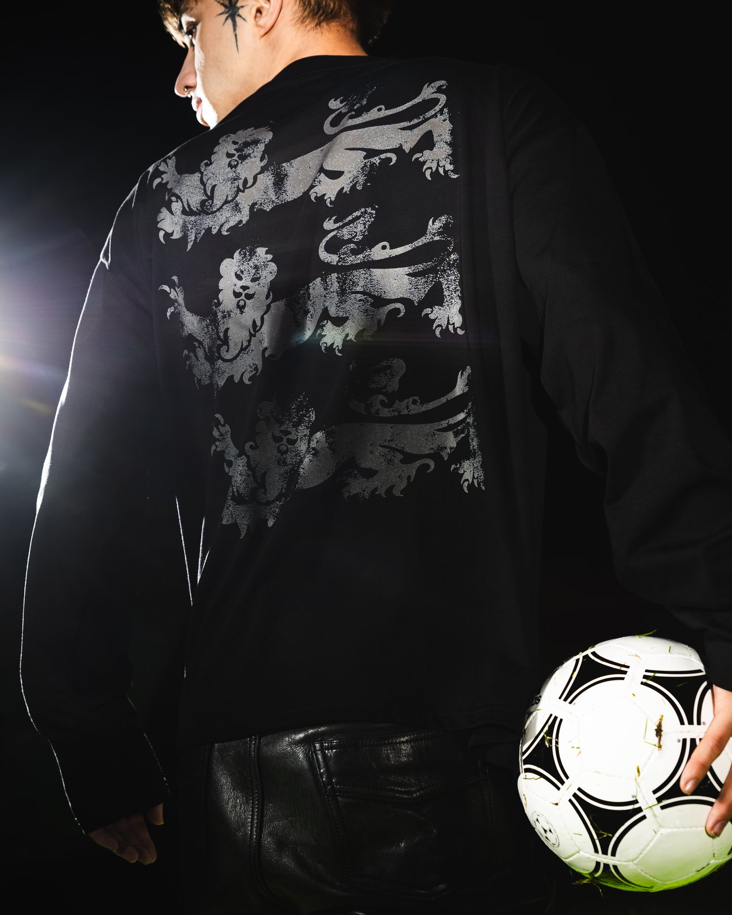 UNSOLVED LION CREST BLACK LONGSLEEVE