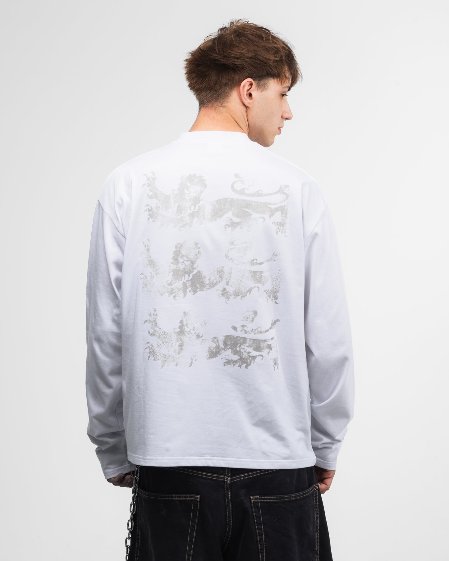 UNSOLVED LION CREST WHITE LONGSLEEVE