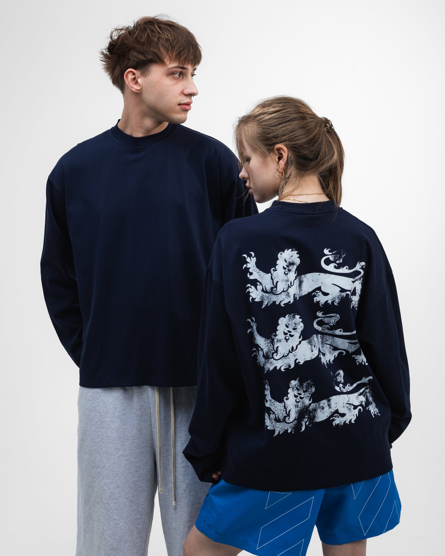 UNSOLVED LION CREST NAVY LONGSLEEVE