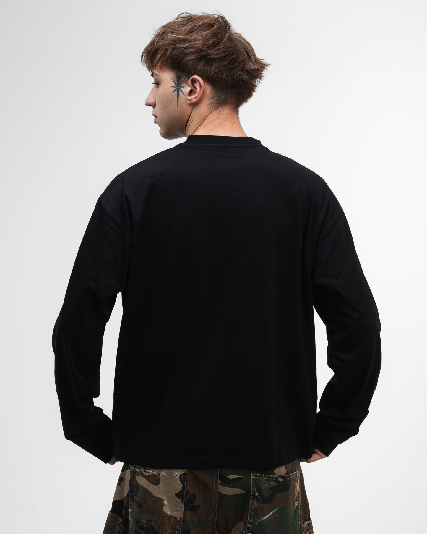 UNSOLVED BLACK LONGSLEEVE