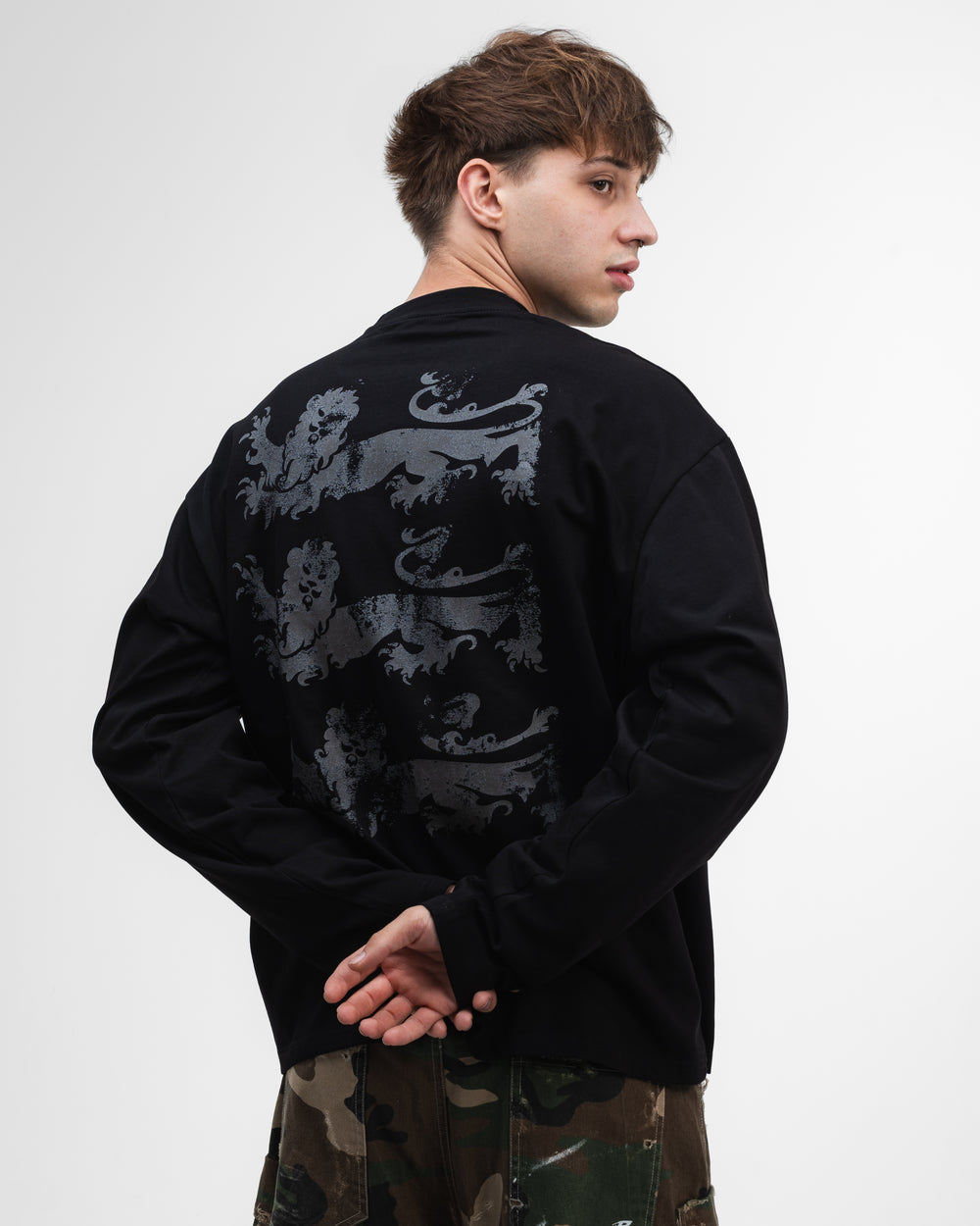 UNSOLVED LION CREST BLACK LONGSLEEVE