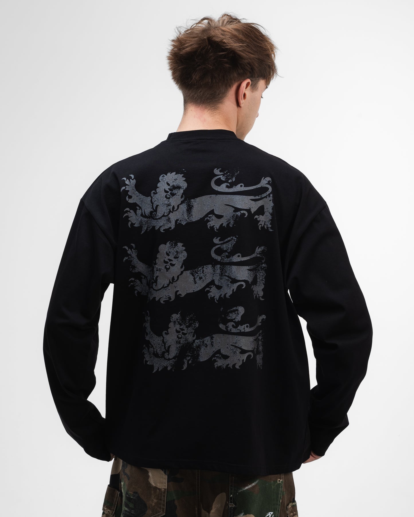 UNSOLVED LION CREST BLACK LONGSLEEVE
