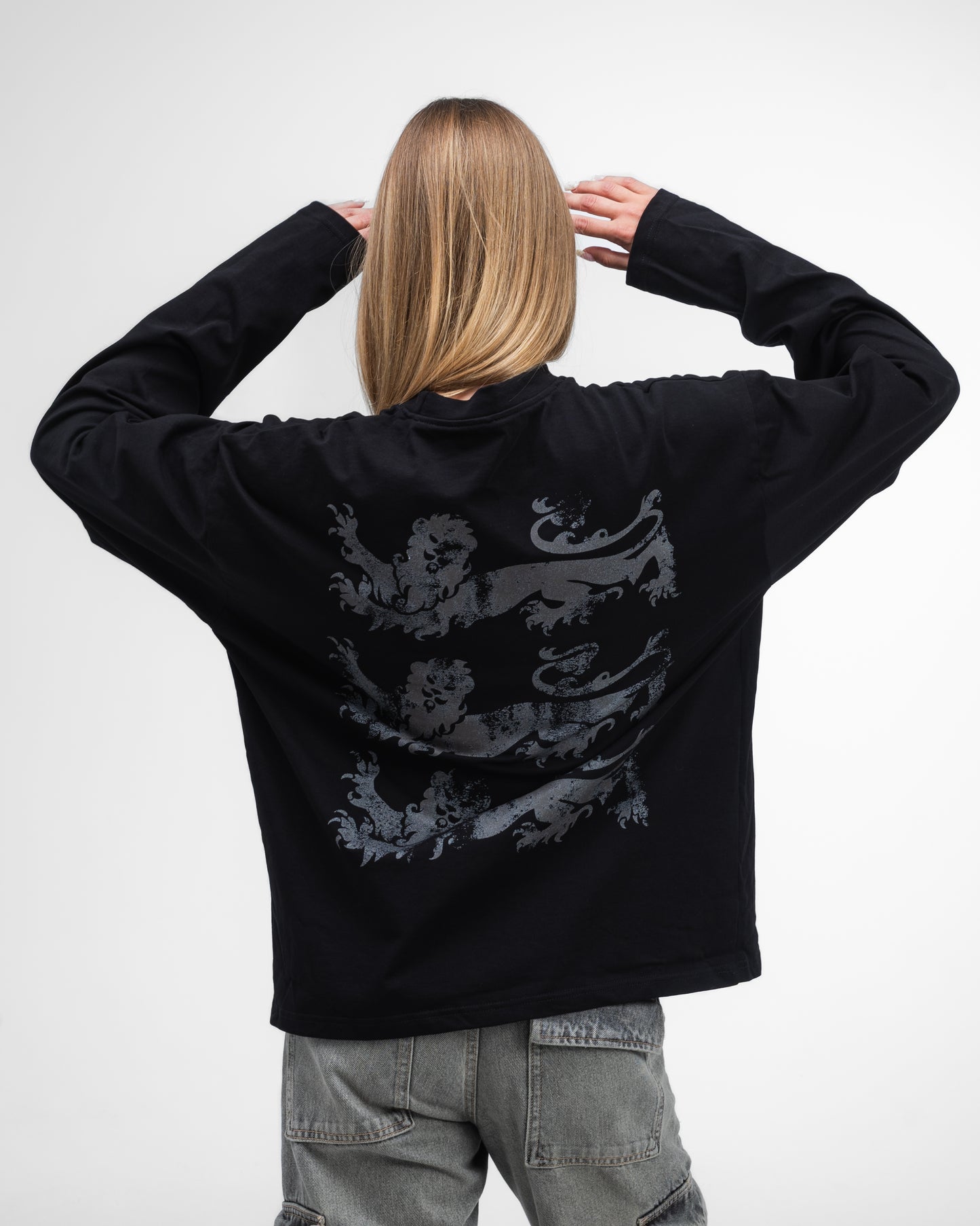 UNSOLVED LION CREST BLACK LONGSLEEVE