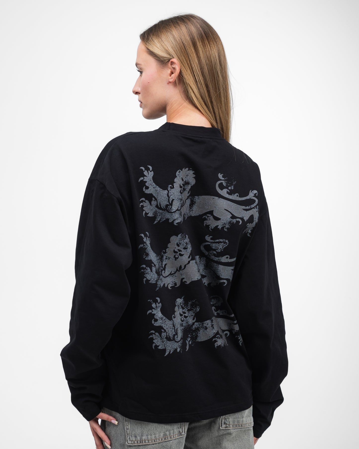 UNSOLVED LION CREST BLACK LONGSLEEVE