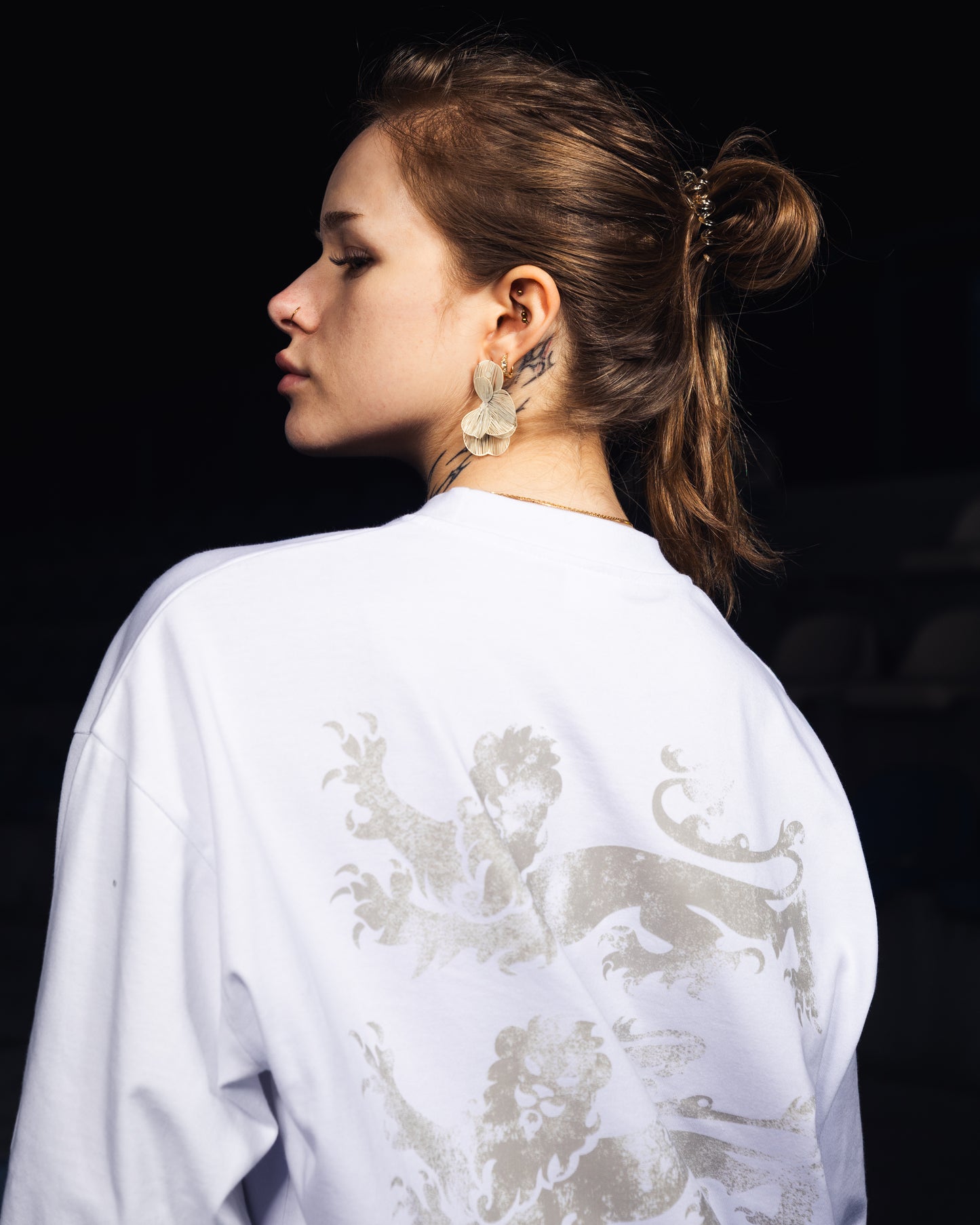 UNSOLVED LION CREST WHITE LONGSLEEVE